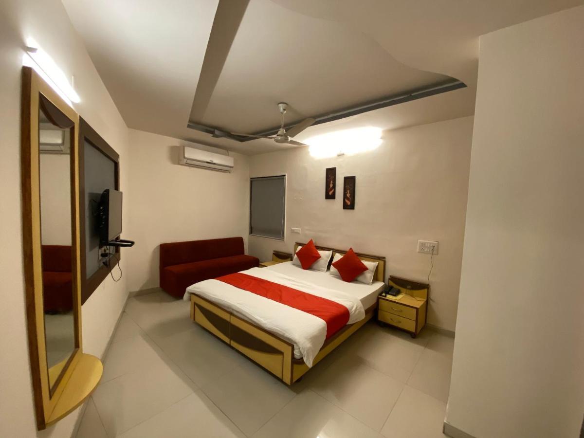 Hotel Riverfront Ahmedabad Exterior photo