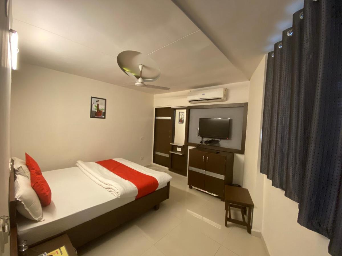 Hotel Riverfront Ahmedabad Exterior photo