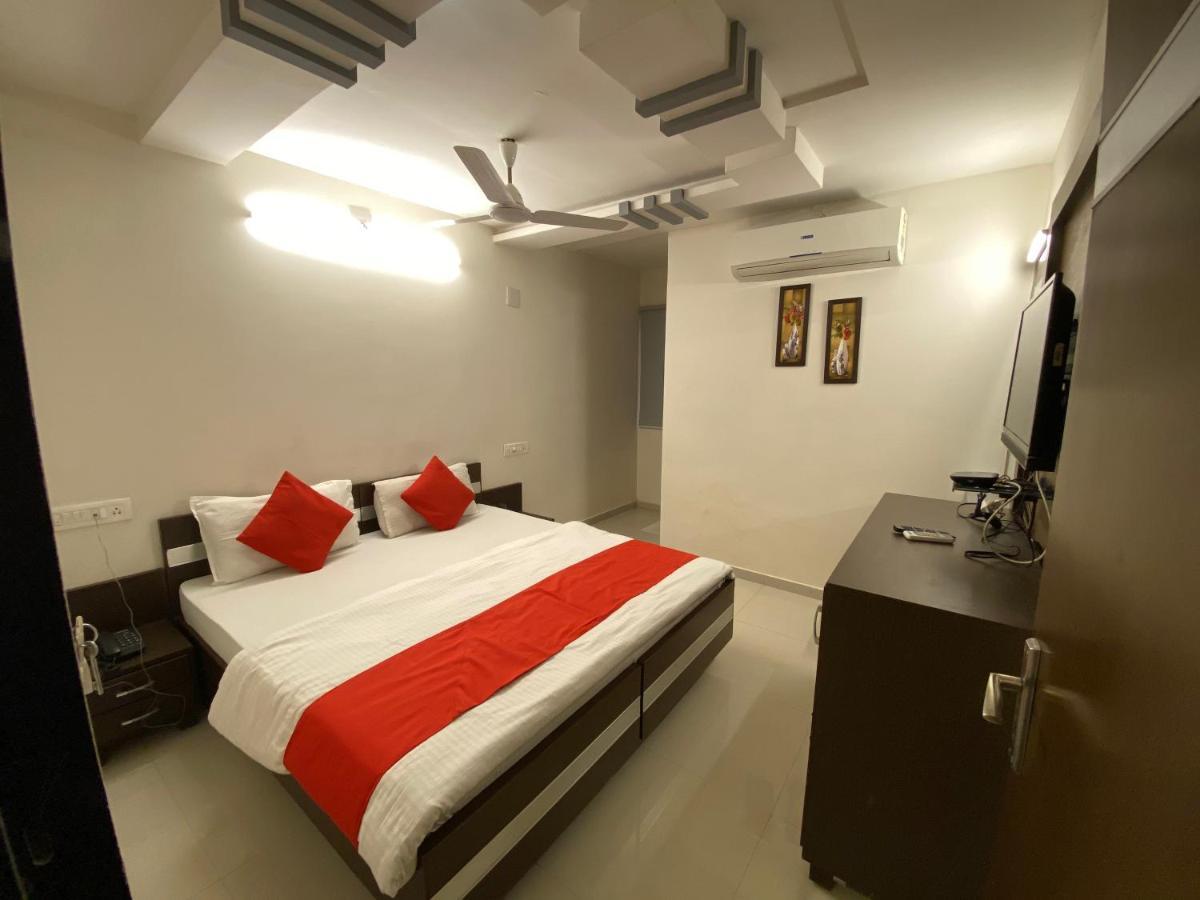 Hotel Riverfront Ahmedabad Exterior photo